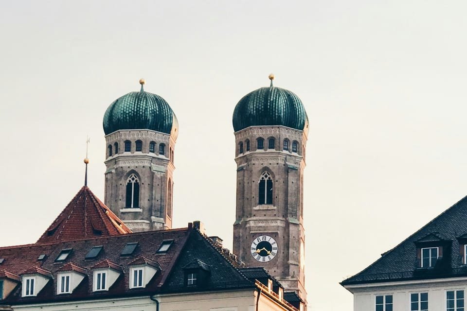 Die Türme der Frauenkirche über den Dächern der Münchner Altstadt