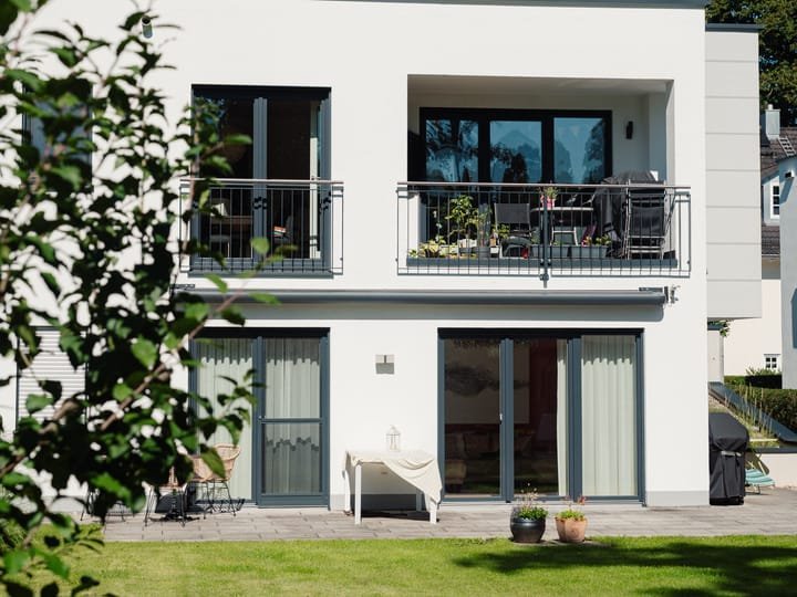 Gartenseite des Hauses mit Terrasse der Erdgeschosswohnung