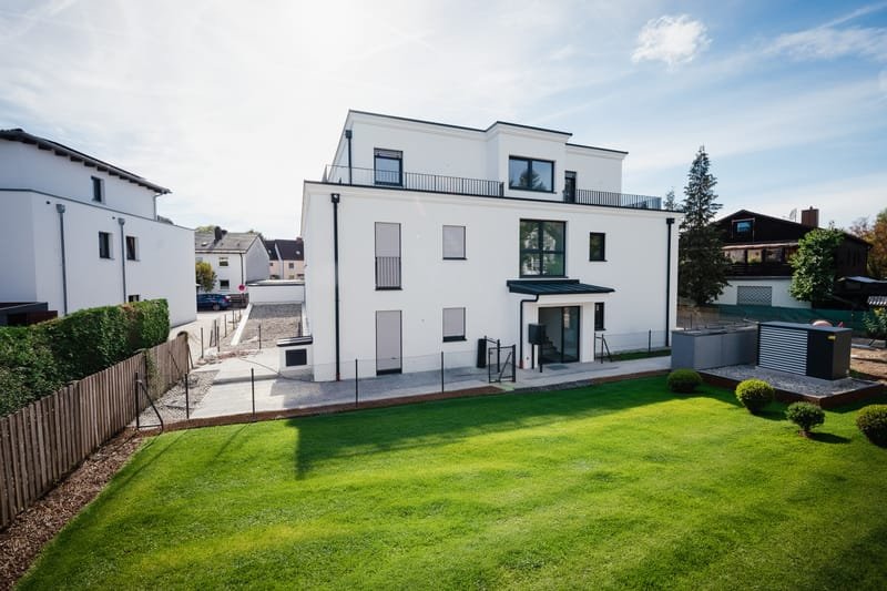 Neubau in der Neusatzer Straße 3 von der Gartenseite mit Rasenfläche