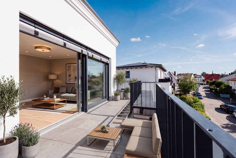 KI-Visualisierung: möblierte Dachterrasse mit Blick in den Wohnbereich