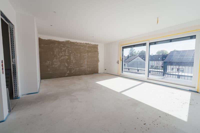 Großer Wohnraum mit Glasschiebetür zur Terrasse, Estrichboden