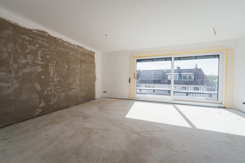 Wohnraum mit Glasschiebetür und Blick über die Dächer