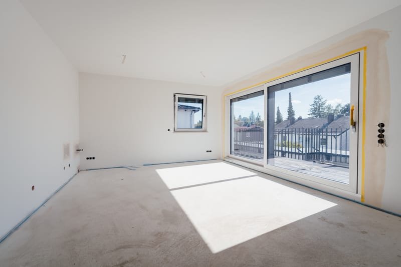 Großer Wohnraum mit Glasschiebetür zur Terrasse, Estrichboden